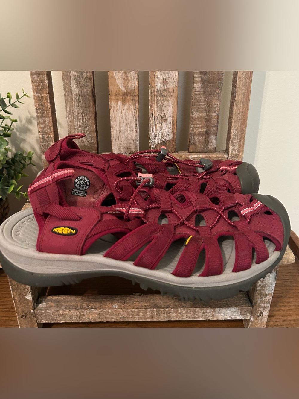 Keen Whisper Waterproof Burgundy Sport Hiking Sandals Shoes Women’s Size 9